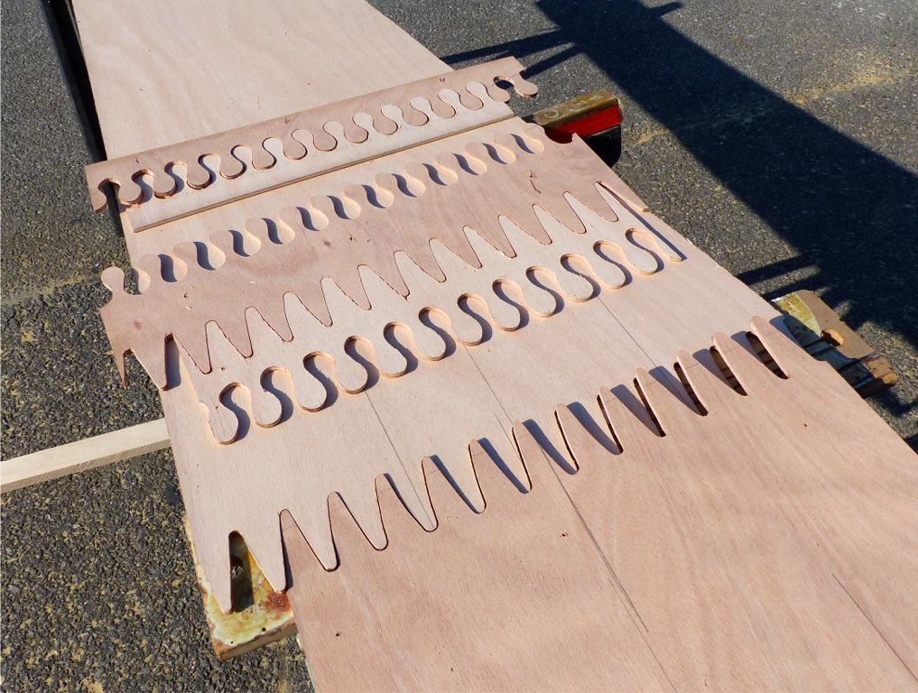 Voici les r&eacute;sultats des tests de d&eacute;coupe effectu&eacute;s par Marco. Nous choisissons la d&eacute;coupe en triangle plut&ocirc;t que celle en puzzle, car la largeur du trait de scie est trop importante sur cette derni&egrave;re, et l'alignement des demi-panneaux serait al&eacute;atoire.
