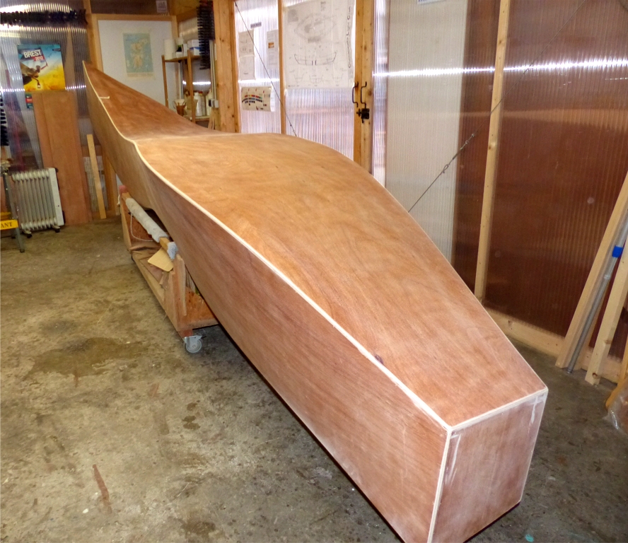 Apr&egrave;s avoir r&eacute;alis&eacute; des joints-cong&eacute;s sur l'int&eacute;rieur le long de toutes les coutures, puis extrait les sutures, nous arrondissons les ar&ecirc;tes en vue de la stratification compl&egrave;te de la surface ext&eacute;rieure. En effet, le "bateau" est trop fragile pour &ecirc;tre transport&eacute; ainsi et je compte sur la fibre de verre pour renforcer et rigidifier la structure. 