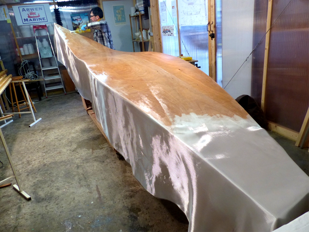 Nous avons drap&eacute; deux l&eacute;s de tissu c&ocirc;te &agrave; c&ocirc;te avec un recouvrement central et nous le saturons d'&eacute;poxy au rouleau. 