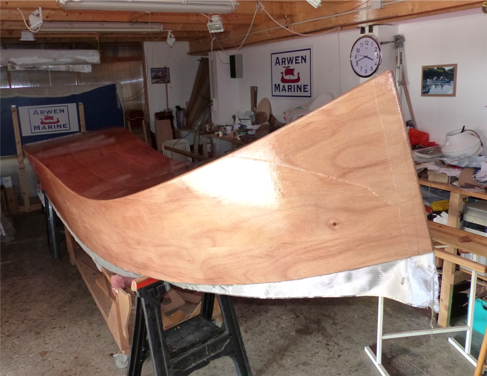 Et voil&agrave; le travail. Nous avons pass&eacute; une seconde couche d'&eacute;poxy "mouill&eacute; sur mouill&eacute;" afin de remplir la trame du tissu de verre, et nous couperons l'exc&eacute;dent de tissu en haut du panneau lat&eacute;ral apr&egrave;s durcissement de l'&eacute;poxy. 