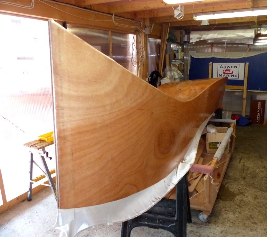 Marco pensait initialement peindre la structure, mais il envisage maintenant de la vernir afin de laisser le bois visible. 