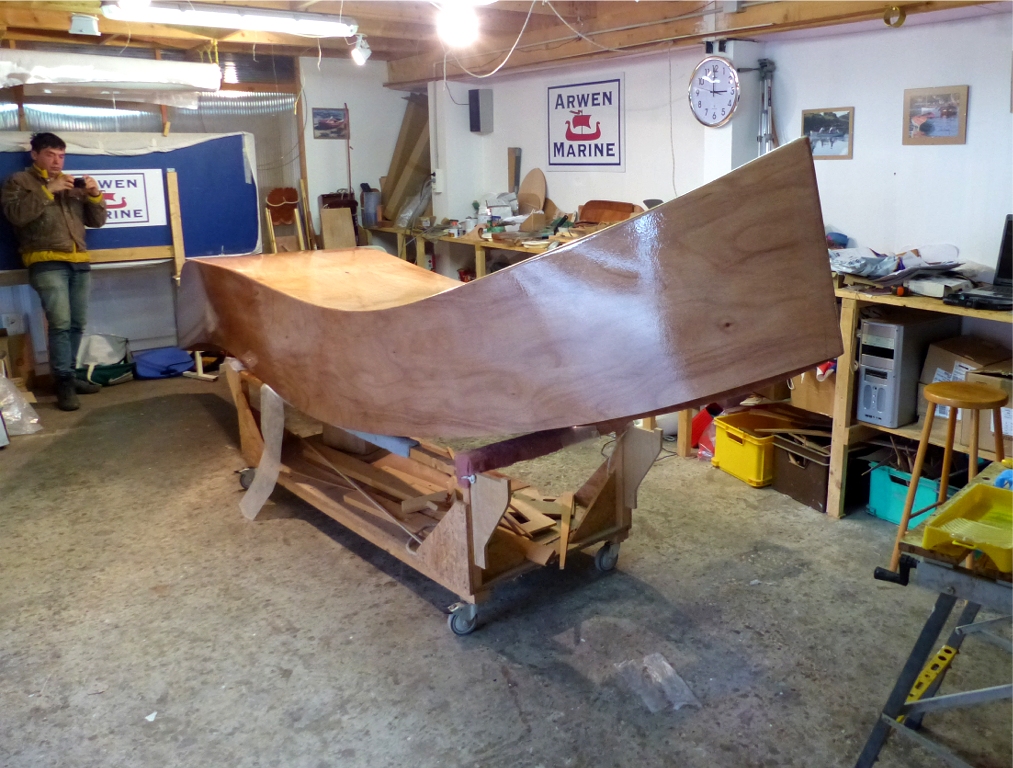 Apr&egrave;s un pon&ccedil;age g&eacute;n&eacute;ral de la surface stratifi&eacute;e, nous passons une nouvelle couche d'&eacute;poxy sur la surface int&eacute;rieure et ext&eacute;rieure. Cela fait donc deux couches dedans et quatre dehors. 