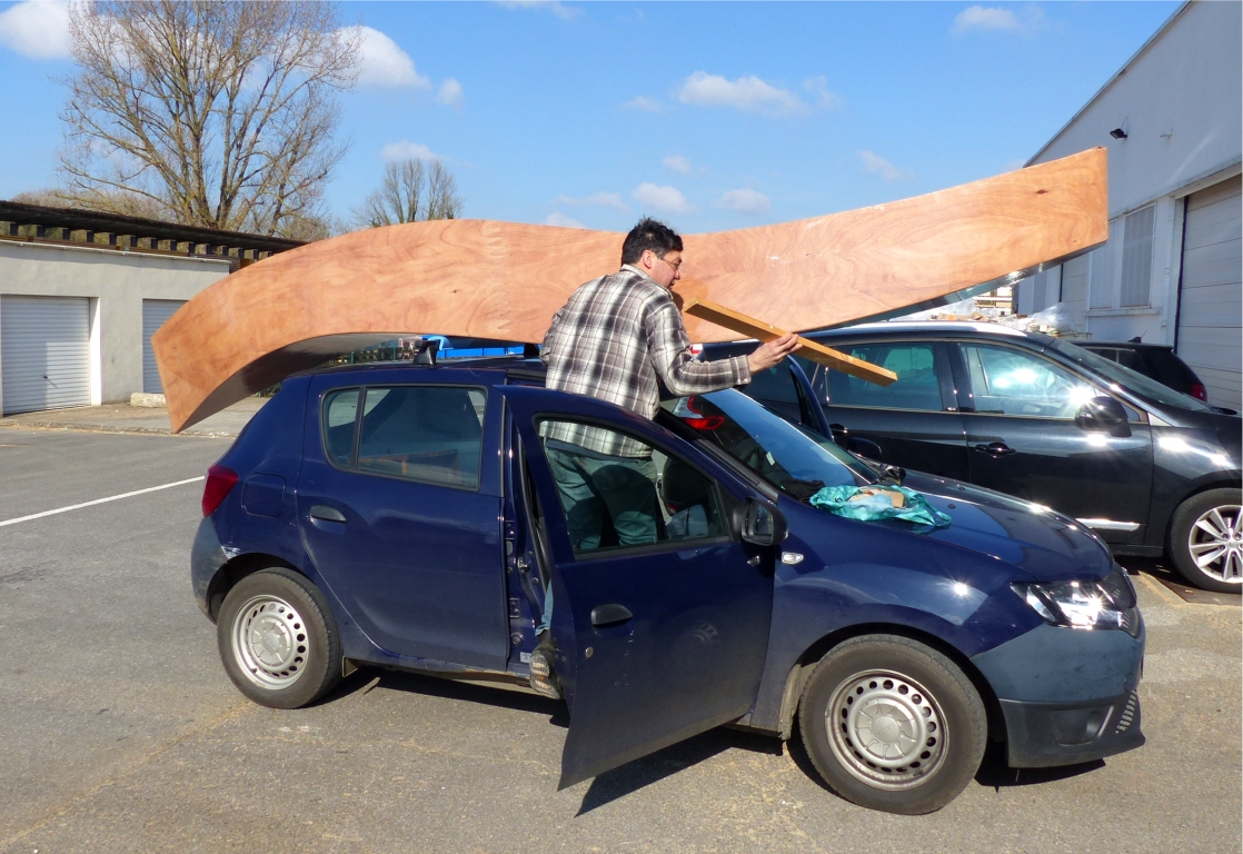 J'avais des doutes sur la "transportabilit&eacute;" de l'oeuvre sur les barres de toit d'une voiture, contrairement &agrave; Marco, et c'est lui qui avait raison : la stratification a si bien renforc&eacute; la structure qu'elle supportera ais&eacute;ment la tension des sangles, avec l'aide d'un simple &eacute;carteur pos&eacute; sur le haut des panneaux lat&eacute;raux. 
