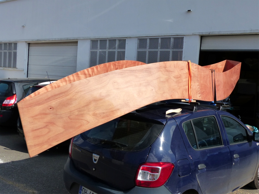 Les sangles sont en place, chaque &eacute;carteur est muni de deux fentes sur les cot&eacute;s afin de s'encastrer l&eacute;g&egrave;rement dans le haut des panneaux lat&eacute;raux et emp&ecirc;cher ceux-ci de se refermer sous la tension. Notez la maquette pos&eacute;e &agrave; cot&eacute; de l'oeuvre &eacute;chelle 1. Marco m'a promis de me pr&eacute;venir quand l'oeuvre sera expos&eacute;e : je vous tiendrai au courant. Il m'a aussi promis des photos de ses essais sur l'eau !