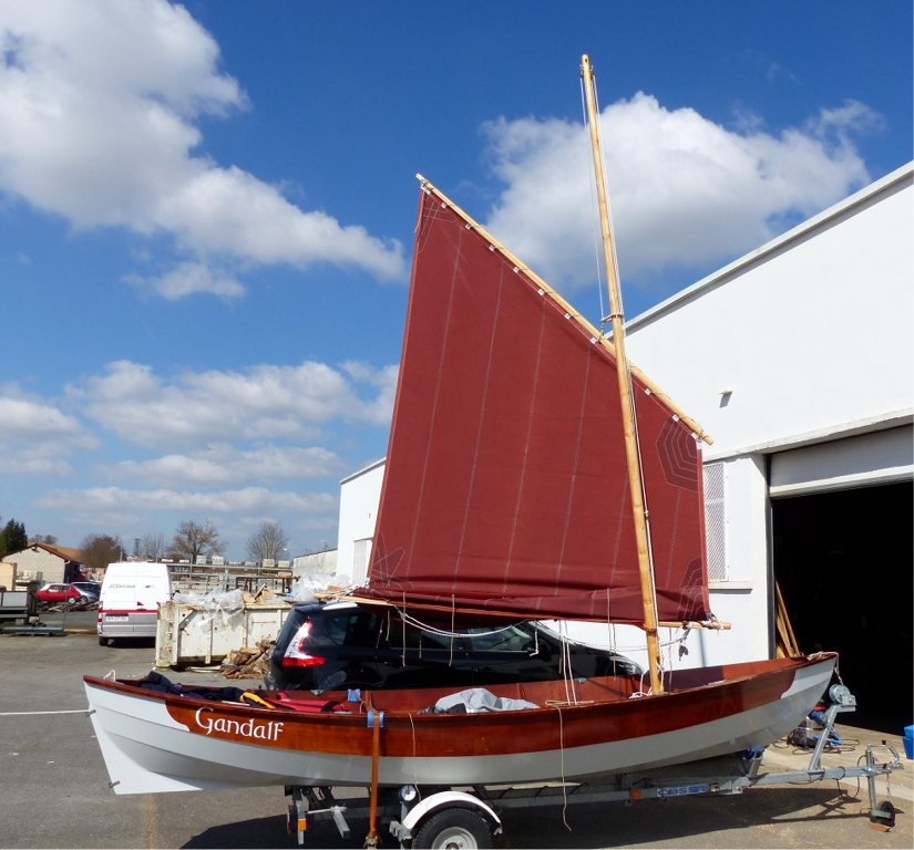 Et la voici enfin au second ris. Sa surface passe de 9.10 m2 &agrave; 6.40 m2, il reste &agrave; peine plus de la moiti&eacute; de la surface initiale (11.80 m2, pour ceux qui ont une m&eacute;moire de colibri). Mais dans l'absolu, &ccedil;a reste encore grand et je pense faire couper une su&eacute;doise de surface plus modeste (5 m2) r&eacute;ductible &agrave; 3 m2 afin de pouvoir faire route dans le mauvais temps, en particulier au pr&egrave;s. 