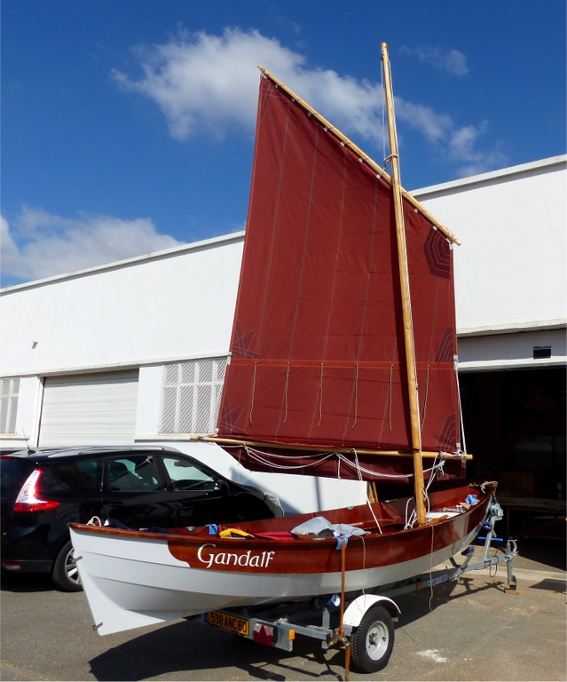 Puis la voici r&eacute;duite au premier ris. Sa surface passe de 11.80 m2 &agrave; 9.10 m2. En effet, j'ai demand&eacute; au voilier de ne faire que deux bandes de ris, qui sont de ce fait de grande surface : chacune fait 2.70 m2 ! Il eut &eacute;t&eacute; plus normal de faire trois bandes de 1.80 m2 chacune, ce qui aurait permis de r&eacute;duire plus progressivement pour arriver &agrave; la m&ecirc;me r&eacute;duction totale, mais je tenais &agrave; installer mon syst&egrave;me de r&eacute;duction rapide avec bosse continue, poulies et coinceurs, et &ccedil;a devient compliqu&eacute; d&egrave;s que l'on d&eacute;passe deux bandes de ris. 