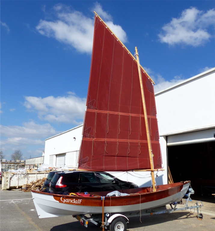Ce mardi, deux jours apr&egrave;s avoir test&eacute; la nouvelle misaine de Gandalf, je trouve enfin le temps de gr&eacute;er la bosse du second ris (j'avais gr&eacute;&eacute; celle du premier ris au bord de l'eau &agrave; Jablines le dimanche) : voici d'abord la voile haute. 