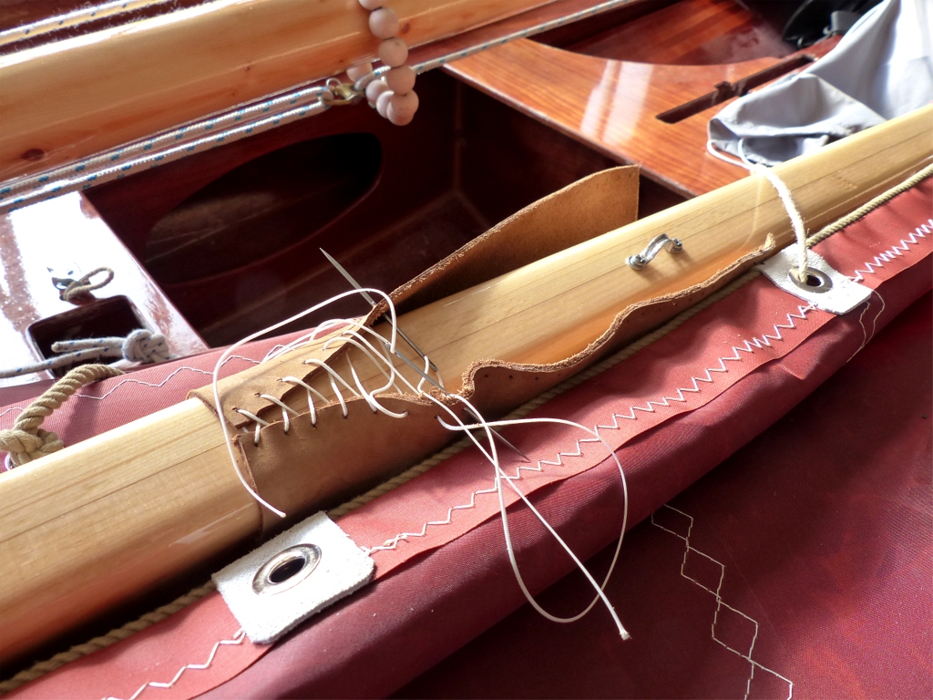 Je passe ensuite aux travaux d'aiguille : l'essai de ce dimanche &agrave; Jablines a montr&eacute; la n&eacute;cessit&eacute; d'un doublage en cuir autour de la vergue, au niveau du capelage de drisse, afin d'amortir le contact avec le m&acirc;t. J'utilise un morceau de cuir coup&eacute; dans une pi&egrave;ce que je me transmets de g&eacute;n&eacute;ration, car le vrai cuir de qualit&eacute; "marine" est tr&egrave;s diffcile &agrave; trouver et co&ucirc;te la peau des f...