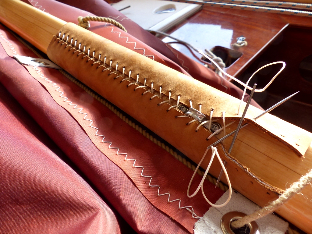 J'utilise deux belles aiguilles de voilier pour r&eacute;aliser cette couture. J'avais perc&eacute; tous les trous &agrave; l'avance, ce qui me permet de me dispenser de paumelle et de pince. 