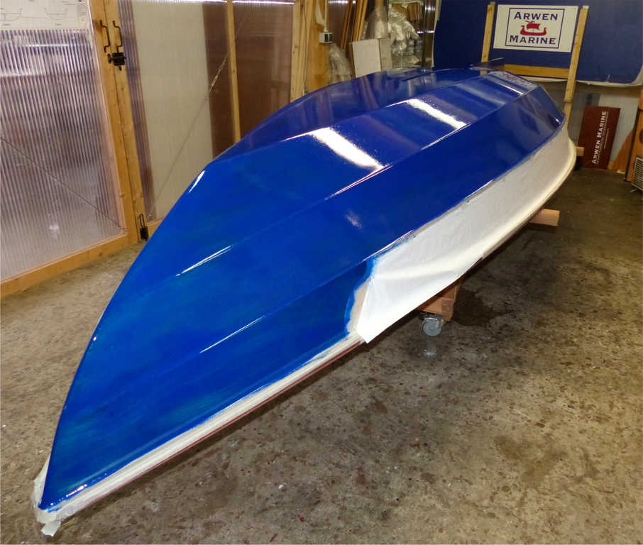 Et je passe une premi&egrave;re couche de peinture bleue (Royal Blue, pour &ecirc;tre pr&eacute;cis). J'avais pr&eacute;vu de faire du noir (Jet Black, sic) mais il me restait un fond de bleu et j'&eacute;tais curieux de l'effet produit. C'est une belle couleur, mais cela me confirme dans le choix du noir pour ce Skerry... 