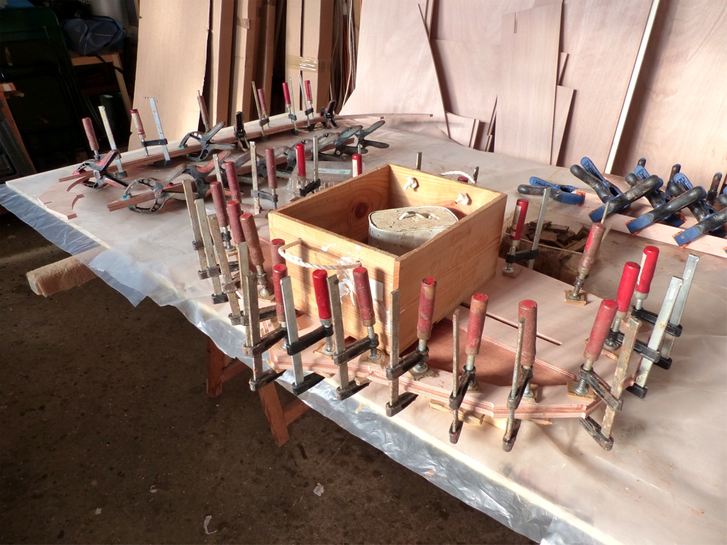 Collage du doubleur intérieur du tableau. La caisse de vin est lestée par une gueuse en plomb afin de presser le centre du collage, inaccessible aux presses. 