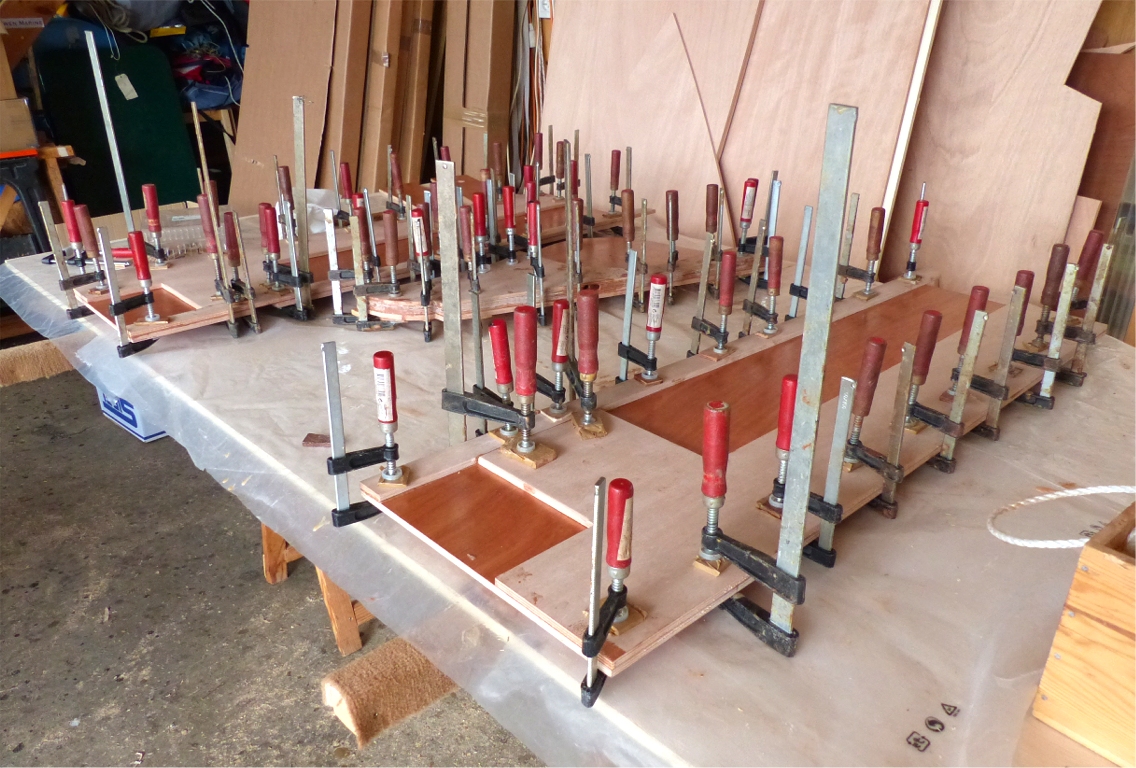 Et nous continuons la pr&eacute;paration du kit du Silmaril : ici ce sont les habillages ext&eacute;rieurs des deux "joues" du puits de d&eacute;rive, et au milieu l'&acirc;me du gouvernail en cours de collage. 