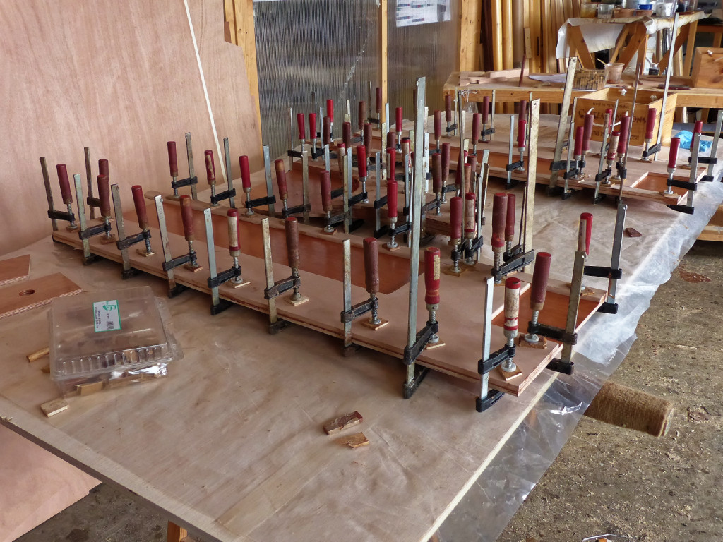 Collage du doubleur et du tasseau du haut sur les joues du puits de dérive. La barre de ce "H" difforme a pour fonction de renforcer le puits par-dessus la gorge du pivot mobile de la dérive. 