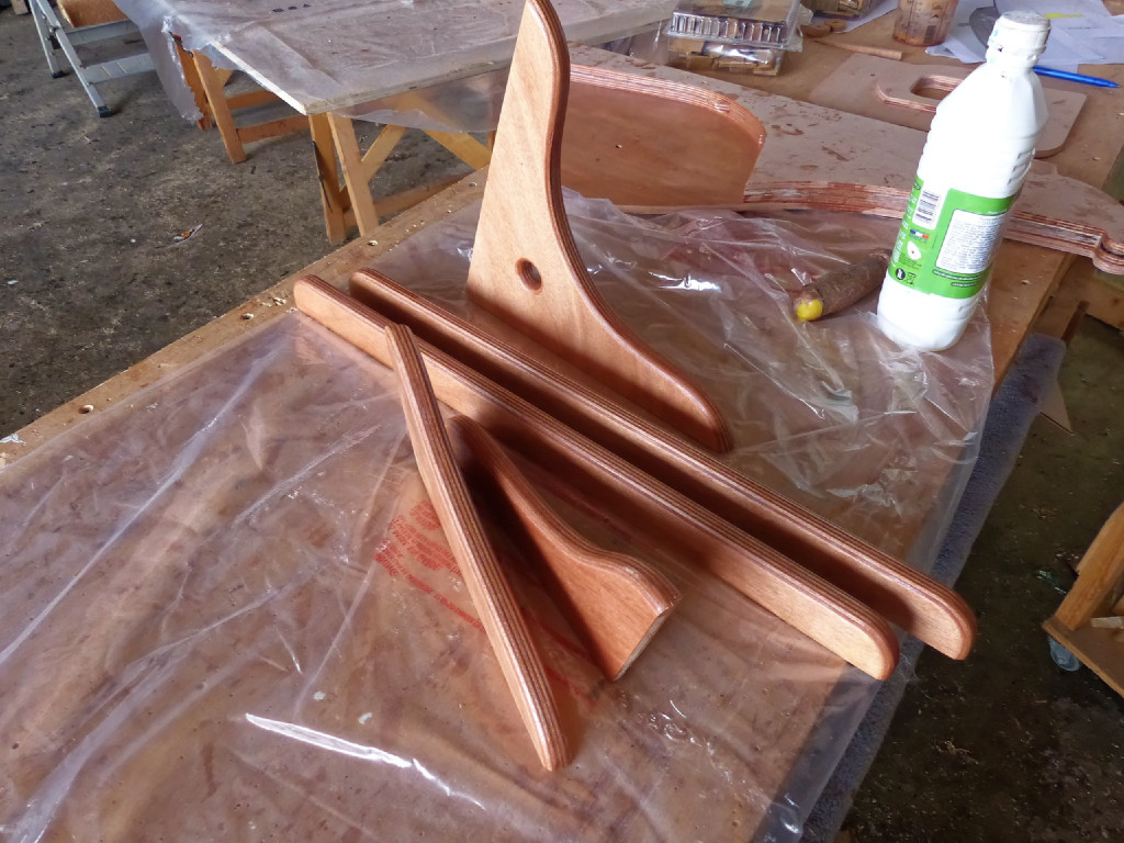 Les courbes de tableau, les raidisseurs du banc amovible et la guirlande ont aussi reçu une couche d'imprégnation. 