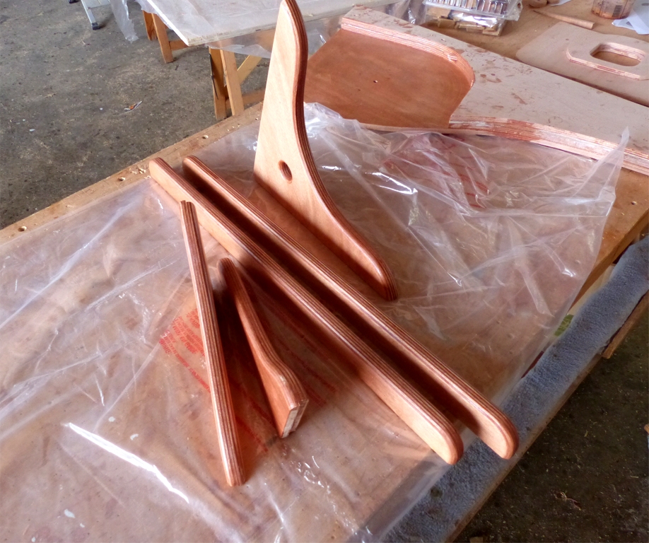 Voici les deux courbes de tableau, les deux raidisseurs du banc avant amovible et la guirlande. On aper&ccedil;oit &agrave; l'arri&egrave;re-plan l'&acirc;me du gouvernail coll&eacute;e sur une de ses joues, ainsi que le double renfort d'&eacute;tambrai. 