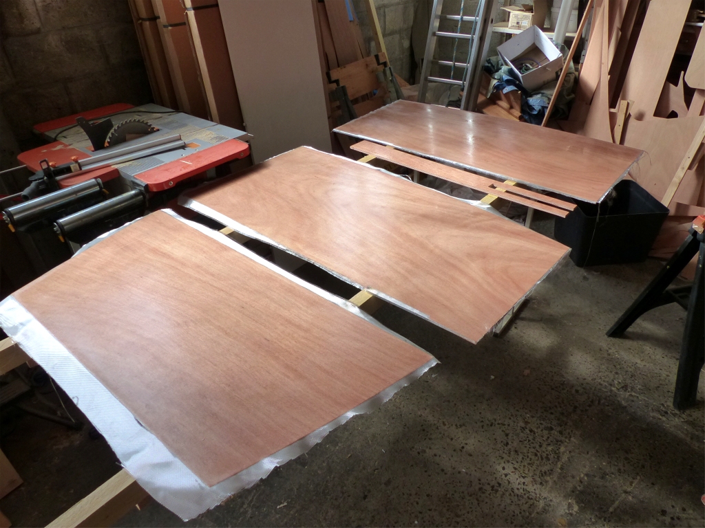 Tous les planchers sont stratifi&eacute;s sur leurs deux faces, afin de les rigidifier et d'augmenter leur r&eacute;sistance au poin&ccedil;onnement. On voit de gauche &agrave; droite le petit plancher avant (nouveau sur ce Silmaril), puis les deux dessus des r&eacute;servoirs de ballast liquide avec le chapeau du puits de d&eacute;rive. 