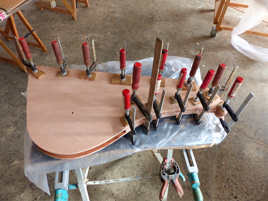 Collage de la seconde joue du gouvernail. On ne l'a pas encore vu, mais nous avons aussi collé les éléments du pied de mât. 