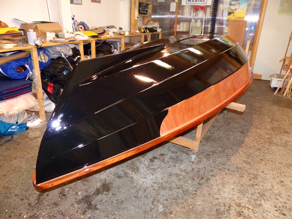 Ah ah, la v&eacute;rit&eacute; se fait jour ! J'ai d&eacute;masqu&eacute; le Skerry et commenc&eacute; &agrave; vernir le carreau (4 couches pour obtenir la protection anti-UV). La seconde couche de noir a suffi &agrave; masquer totalement le bleu. Comme la peinture, le vernis est un PU bi-composant. 