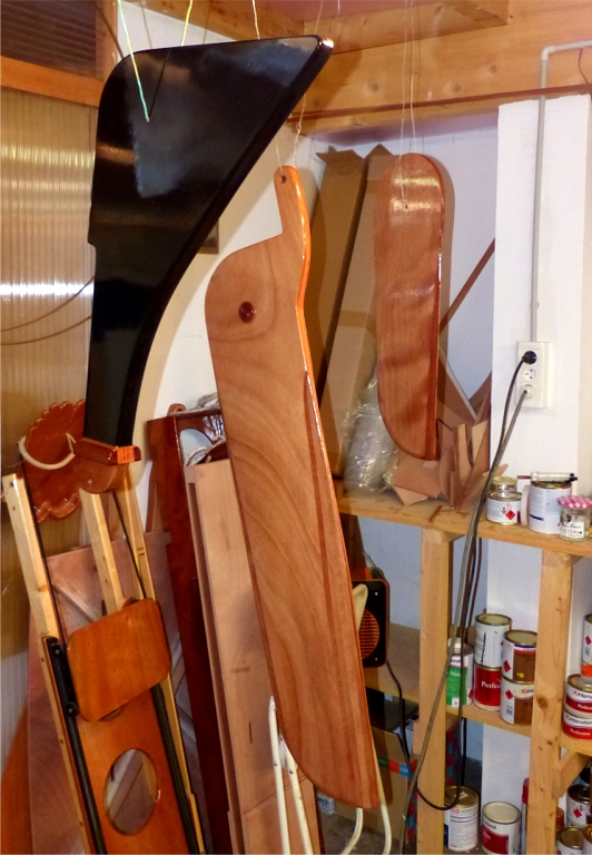 Ah ah, la v&eacute;rit&eacute; se fait jour ! J'ai d&eacute;masqu&eacute; le Skerry et commenc&eacute; &agrave; vernir le carreau (4 couches pour obtenir la protection anti-UV). La seconde couche de noir a suffi &agrave; masquer totalement le bleu. Comme la peinture, le vernis est un PU bi-composant. 