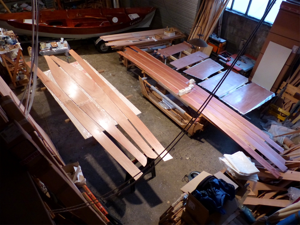 Vue de la partie ouverte de l'atelier au moment d'aller rentrer les b&ecirc;tes. On aper&ccedil;oit sur la table &agrave; gauche les 4 panneaux de coque du Wood Duck Double que je vais construire du 4 au 8 avril avec J&eacute;r&ocirc;me et son fils. Sur la droite, ce sont quelques uns des bord&eacute;s du Silmaril, puis ses planchers et son puits de d&eacute;rive.