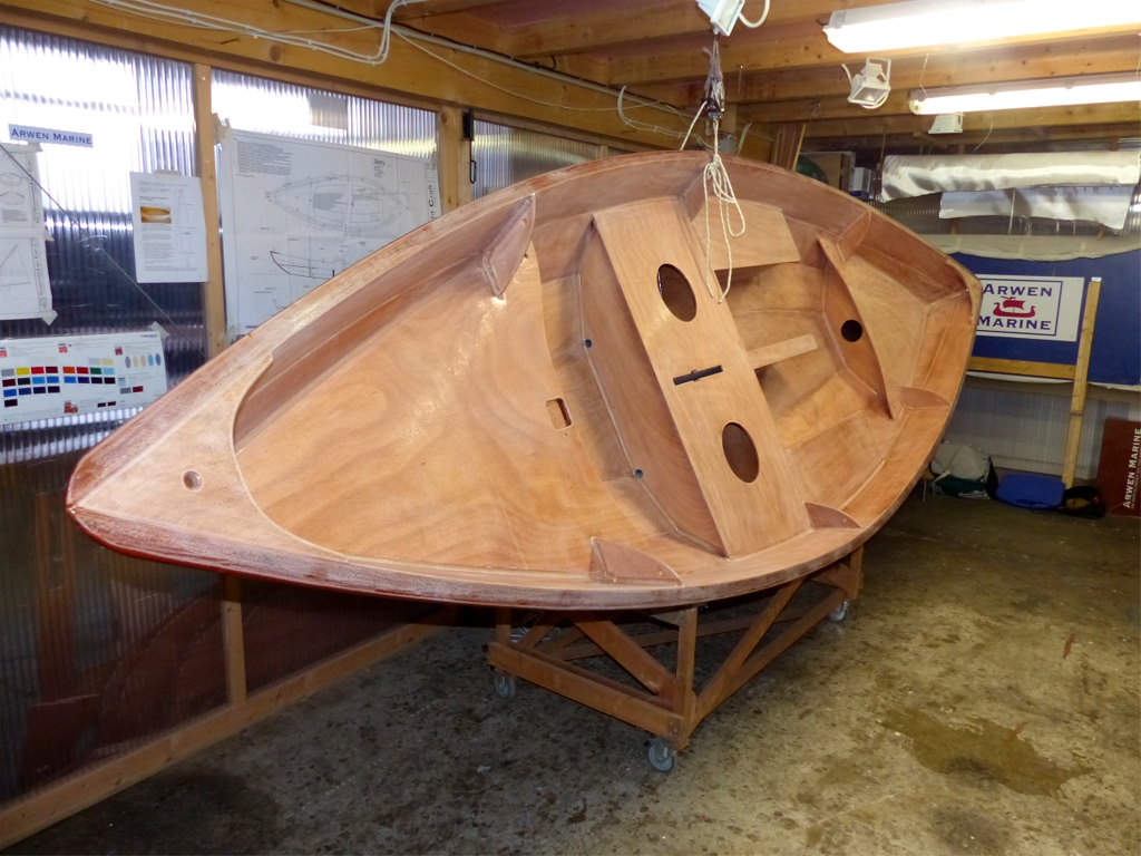 Le palan me permet de suspendre le Skerry sur la tranche, il n'y a plus alors qu'&agrave; mollir le palan en positionnant judicieusement le chariot pour reposer la coque &agrave; l'endoit. Sans sa m&egrave;re ! 