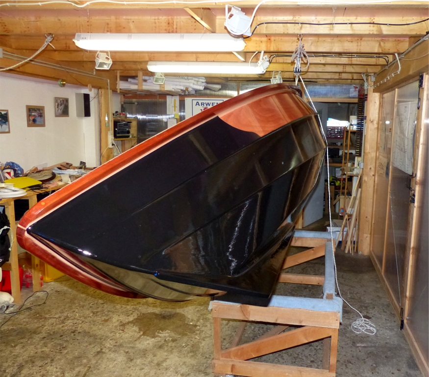 J'utilise un palan &agrave; six brins pour remettre le Skerry &agrave; l'endroit afin de passer au vernis de la surface int&eacute;rieure. 