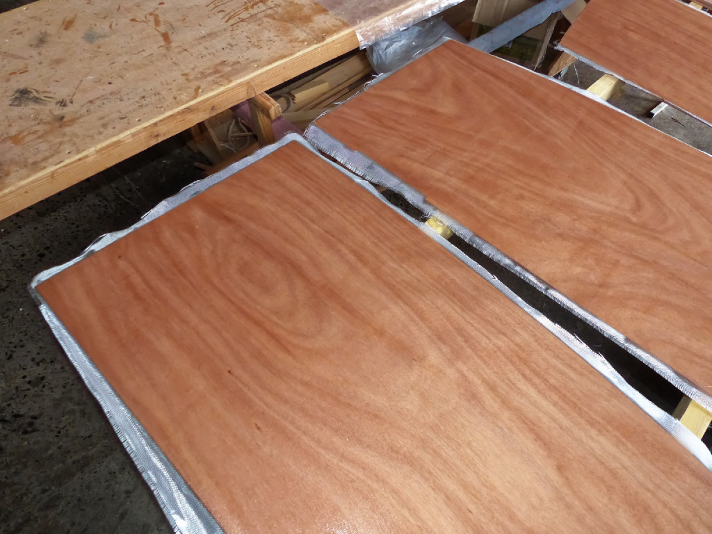 Stratification de la seconde face des planchers : le contreplaqué devient l'âme d'un sandwich dont les deux faces extérieures sont en fibre de verre enrobée d'époxy. Leur solidité et leur rigidité en sont énormément augmentées. 