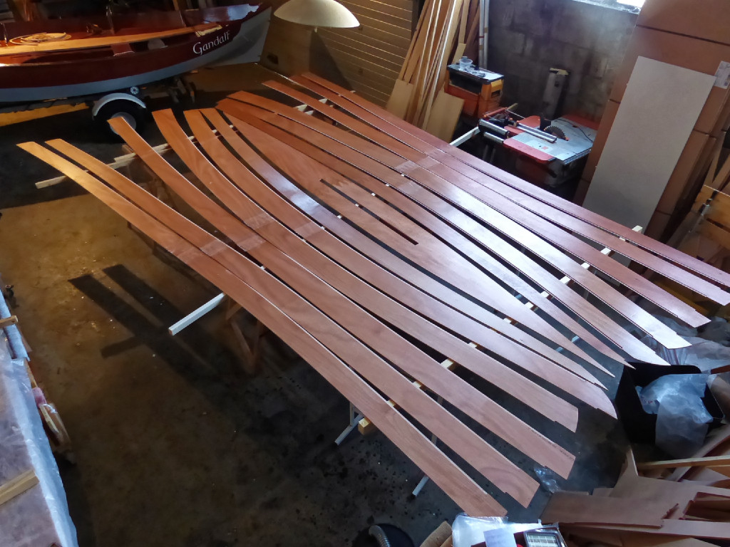 Toutes les virures et la sole sont imprégnées sur leurs deux faces après collage des joints-puzzle. Il est impératif de bien identifier toutes les pièces et notamment de repérer les pointes avant et arrière de la sole. Pour les virures, c'est facile, car elles sont pourvue d'une râblure à leur extrémité avant et d'un code à boule à l'arrière. 