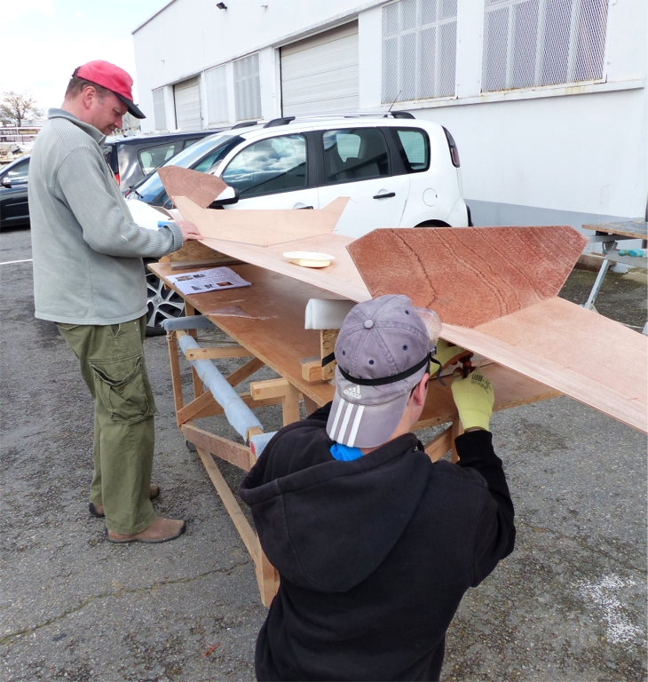Puis, nous inserons les cloisons et le couple temporaire. Les cloisons sont en contreplaqu&eacute; en sapelli, plus rouge et sombre que l'okoum&eacute; du couple temporaire et des panneaux de coque. 