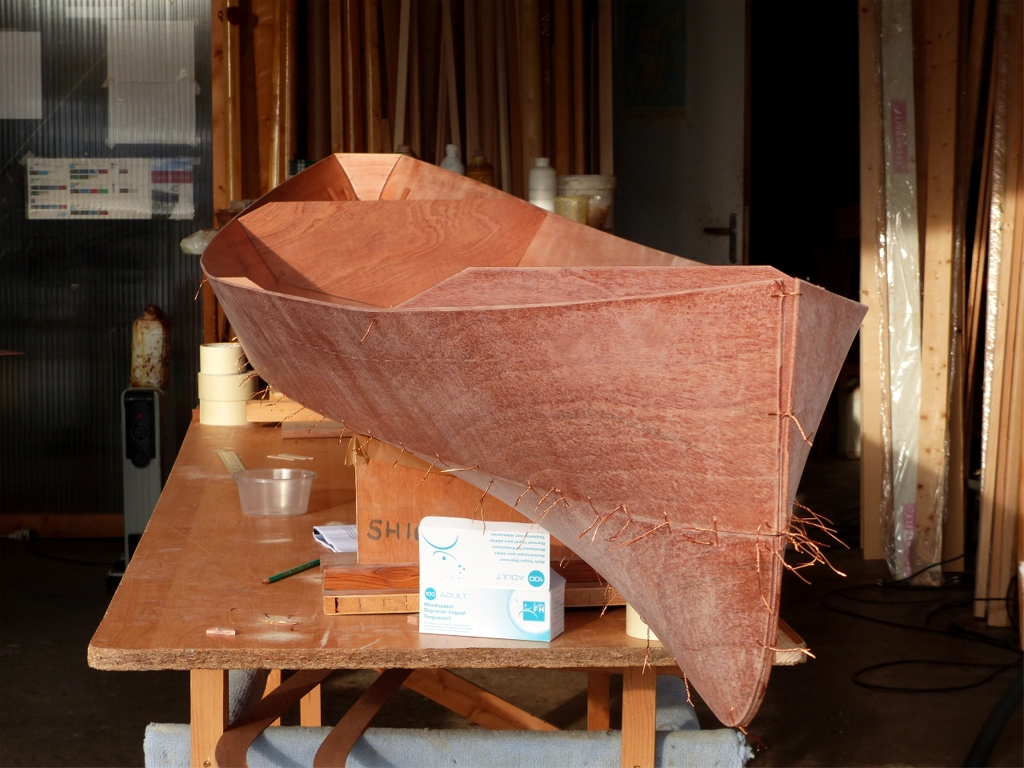 Vue sous cet angle, la coque du Wood Duck révèle l'élégance de son dessin, qui est fonctionnelle autant qu'esthétique : l'étrave verticale, alliée au petit tableau arrière, allonge au maximum la ligne de flottaison de ce kayak court afin de maximiser son potentiel de vitesse malgré sa compacité.