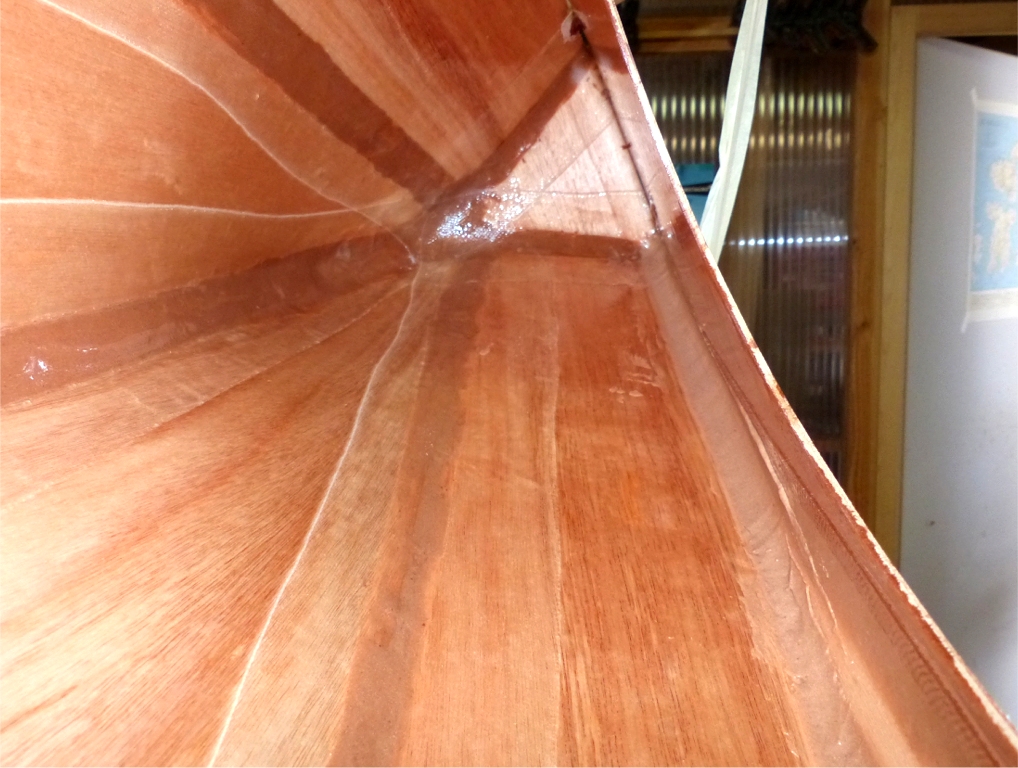 Et voilà ce que voit Jérôme par la trappe. Il voit notamment que tous les joints sont renforcés par une bande de fibre de verre. 