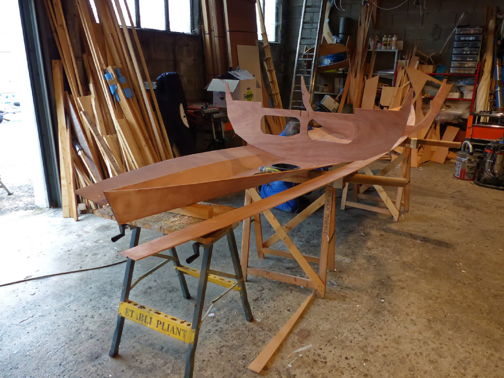 Nous mettons en place les deux cloisons centrales après avoir commencé de coudre les virures 2, afin que la coque prenne sa forme et soit un peu "tenue" par les cloisons. 