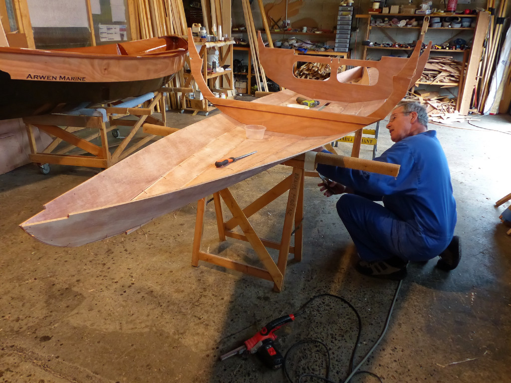 Les cloisons sont cousues grâce à des surtures que l'on passe dans des paires de trous percés aux endroits idoines à travers les virures. 