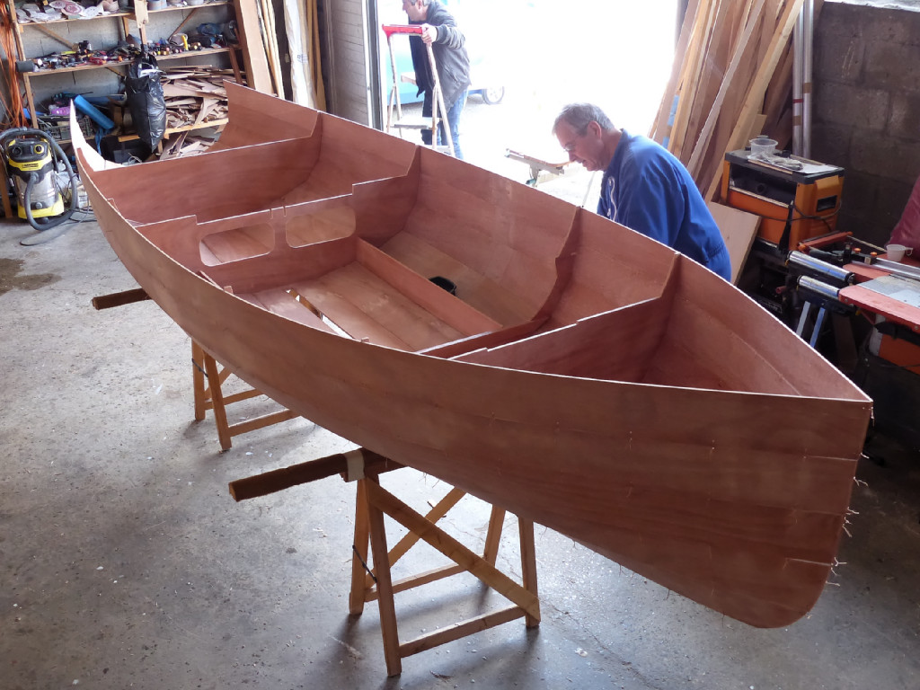 Notez que la coque est toujours posée simplement sur deux tréteaux ! 