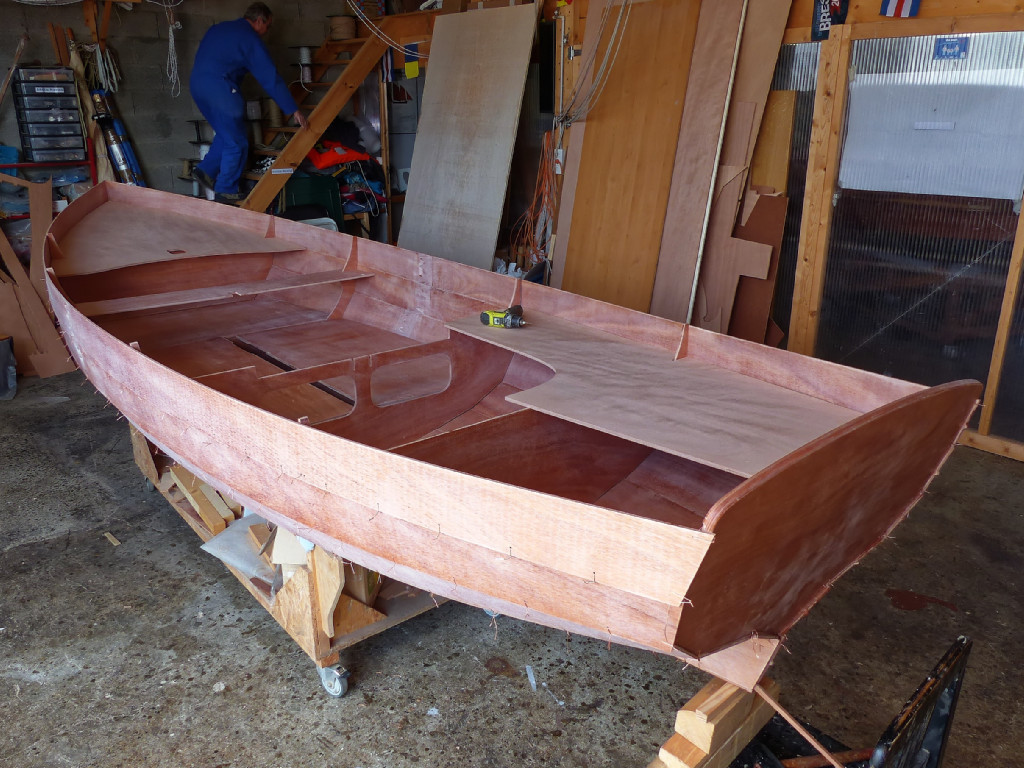 Notez la petite baguette que l'on voit dépasser au bas du tableau entre les deux virures n°1. Nous l'avons insérée afin de créer une écartement identique en bas de "l'aileron" à celui du haut de l'aileron. 