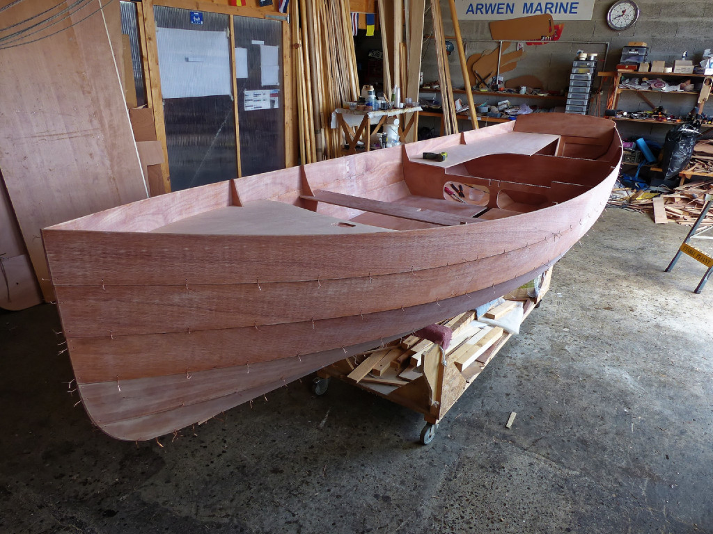Et voilà, toute l'enveloppe extérieure du bateau est en place, de même que les cloisons principales. Nous ajoutons l'essentiel des panneaux horizontaux pour le plaisir, au soir de cette première journée consacrée à la couture. 