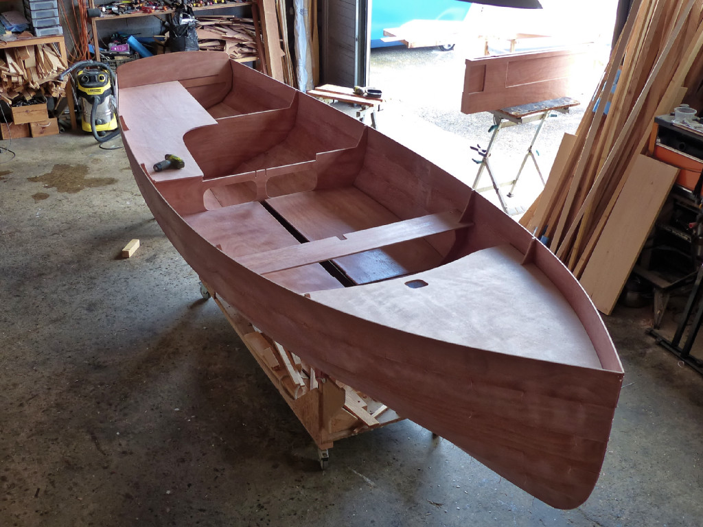 Nous n'avons pas réussi à insérer l'autre moitié du pontage arrière, car l'ensemble est un peu trop large dans la configuration actuelle de la coque. Nous verrons après le collage. 