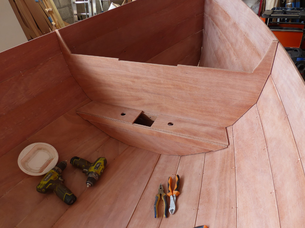 Petit retour en arrière d'avant le collage : nous avons cousu en place la petite cloison (ou grosse varangue) qui isole le pied de mât et ferme l'avant du nouveau caisson étanche qui se trouvera entre le pied de mât et l'avant du puits de dérive. 