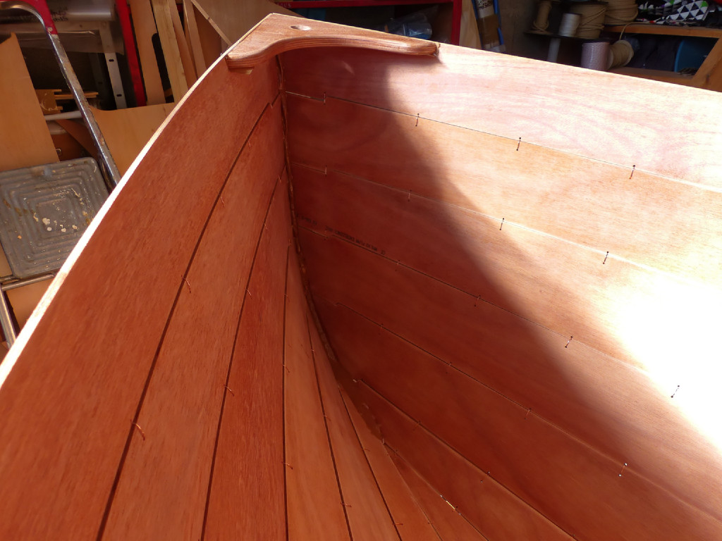 A l'avant, nous avons aussi monté la guirlande (également avec une protection de bande adhésive) afin de "fixer" l'angle de l'ouverture du haut de l'étrave. Puis nous déposons un colombin d'époxy "crème de marrons" au fond de l'angle formé par l'étrave afin de la coller. 