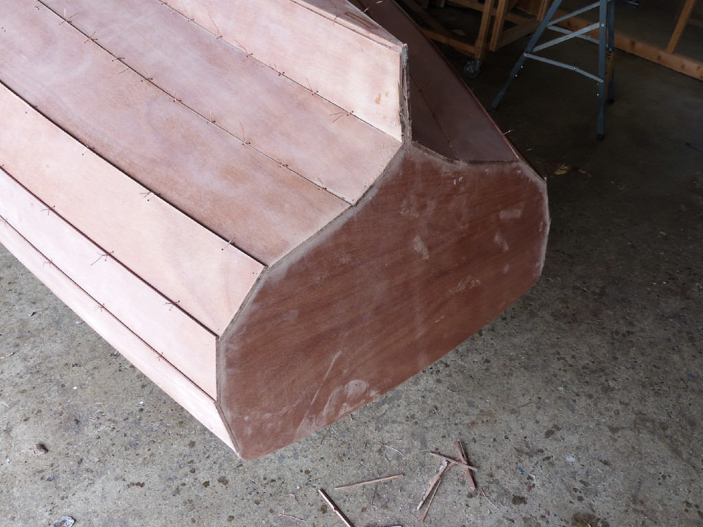 La scie oscillante permet de faire cette coupe facilement et rapidement. Plus qu'à passer un petit coup de ponceuse orbitale afin de "finir". Notez que nous n'avons pas découpé de trou de godille dans le tableau. Nous en découperons un bien plus tard, après les premiers essais. Si vous avez l'intention d'en découper un, il vaut mieux le faire avant la couture, c'est plus facile à plat. 