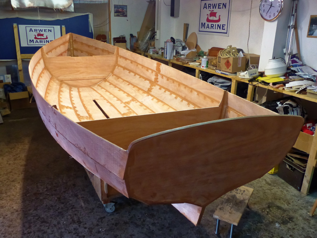 Nous remettons la coque à l'endroit et coupons les sutures des cloisons 2 et 3 et les déposons, ainsi que la varangue du pied de mât. Ainsi, il ne reste plus dans la coque que les cloisons 1 et 4, que nous avions collées en faison un joint-congé sur leur face orientée vers les extrémités. Nous utilisons un mélange un peu plus compact que celui utilisé sur l'extérieur et faisons un petit joint-congé le long de touts les joints entre les panneaux de coque, virures et sole, et bouchons un par un tous les trous des sutures. Les petits joints entre les virures sont lissés avec le dos s'une cuiller jetable et l'excédent d'époxy est ramassé et recyclé. 