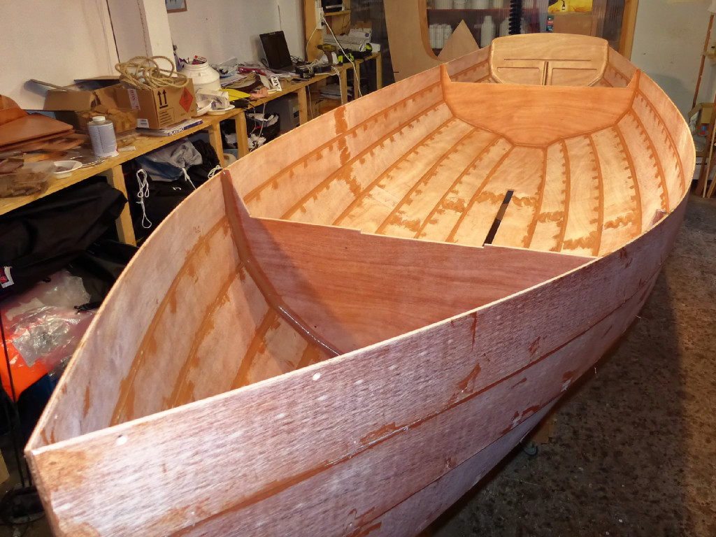 Comme sur la surface extérieure, nous rechargeons les collages des joints-puzzles et faisons les joints-congés sur la seconde face des cloisons 1 et 4. Nous repassons aussi une couche sur le joint-congé de l'étrave afin de lui donner une bonne épaisseur. Idem pour le joint-congé autour du tableau. Le mélange utilisé à cet effet est plus épais que pour les joints entre les virures (plutôt "crème de marrons") et nous formons les joints-congés avec le dos d'une grosse cuiller à soupe (jetable aussi car il est difficile de les nettoyer et de les remettre dans le tiroir de la cuisine...) 