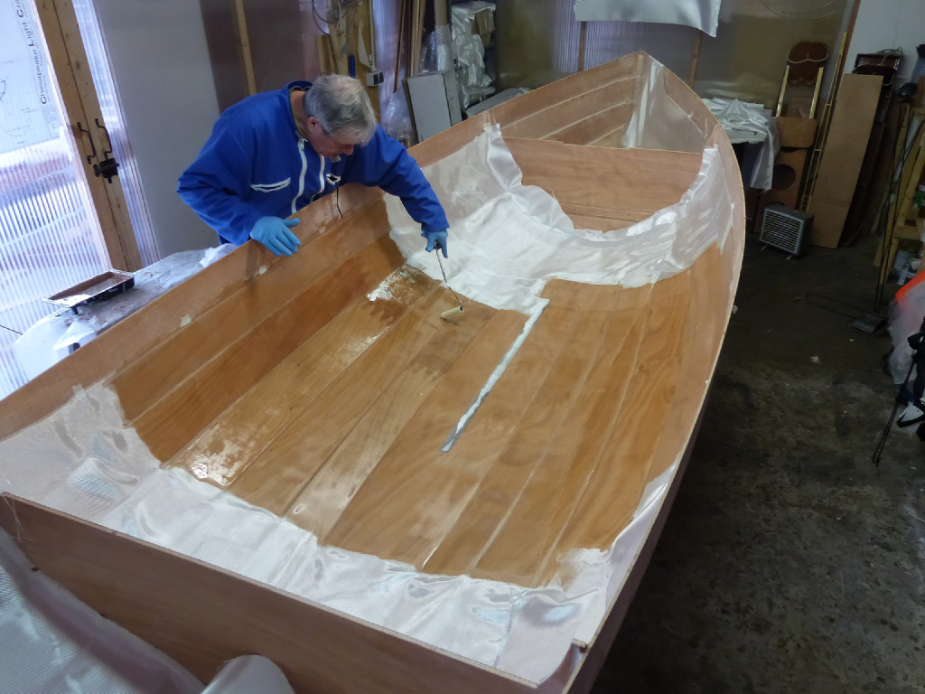 On commence au centre de la surface à saturer, et on travaillera en étoile vers l'extérieur afin de tendre le tissu. En effet, le tissu est au début très mobile sur la surface et on a tendance à le déplacer légèrement avec le rouleau. Il vaut veiller à limiter au maximum ce déplacement, et à appliquer en légère tension vers l'extérieur afin de tendre le tissu.