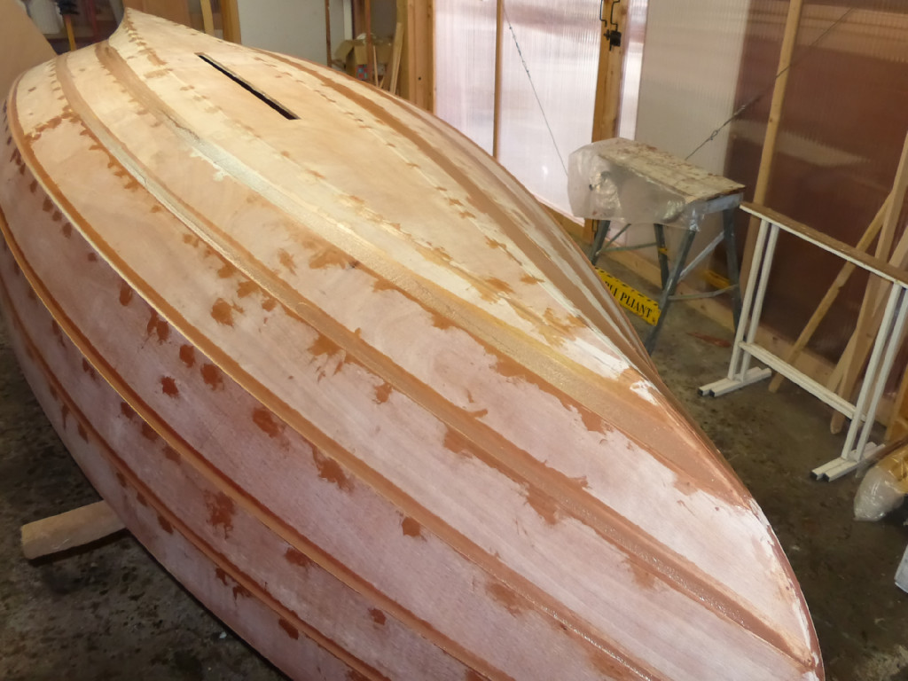 Nous rentrons le bateau pour refaire les joints et boucher les trous des sutures. Notez la largeur importantes des joints entre les virures 1 et 2, d'une part et 2 et 3 d'autre part. 