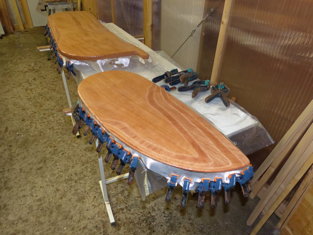 Nous laissons durcir cette stratification avant de couper le tissu en excédent sur la périphérie et faire l'autre côté. Comme dans la coque, nous avons saturé le tissu au rouleau et enchaîné avec une seconde couche "mouillé sur mouillé". 