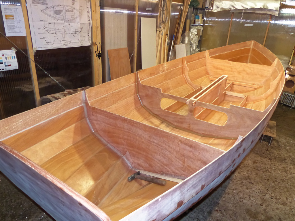 Nous rentrons et recousons en place les cloisons 2 et 3, de même que la varangue du pied de mât Nous perçons pour les vis du pied de mât et pour celles du puits de dévive (2 à travers la sole, une dans chacune des deux "jambes" et une à travers le haut de la cloison 2 et de la cloison 3. Nous montons le pied de mât et le puits de dérive "à sec" (sans colle), puis nous démontons, encollons les surfaces de contact et remontons. 