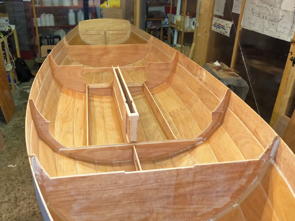 Nous cousons aussi en place les longerons qui séparent les réservoirs de ballast des caissons étanches latéraux, de part et d'autre du puits de dérive, et celui du caisons avant, entre la cloison 3 et la varangue. Nous faisons ensuite des kilomètres de joints-congés, dans tous les angles de toutes ces pièces. 