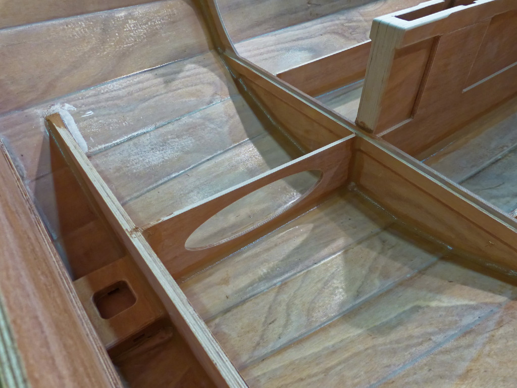 Avant de faire les joints-congés (qui vont immobiliser définitivement les pièces), nous avons présenté les panneaux horizontaux afin de vérifier les écartements et les parallélismes des cloisons et de la varangue. 