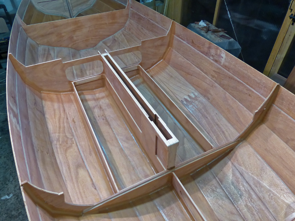 Les cloisons longitudinales parallèles au puits de dérive séparent les deux réservoirs de ballast, à l'intérieur, des caissons étanches, à l'extérieur. 