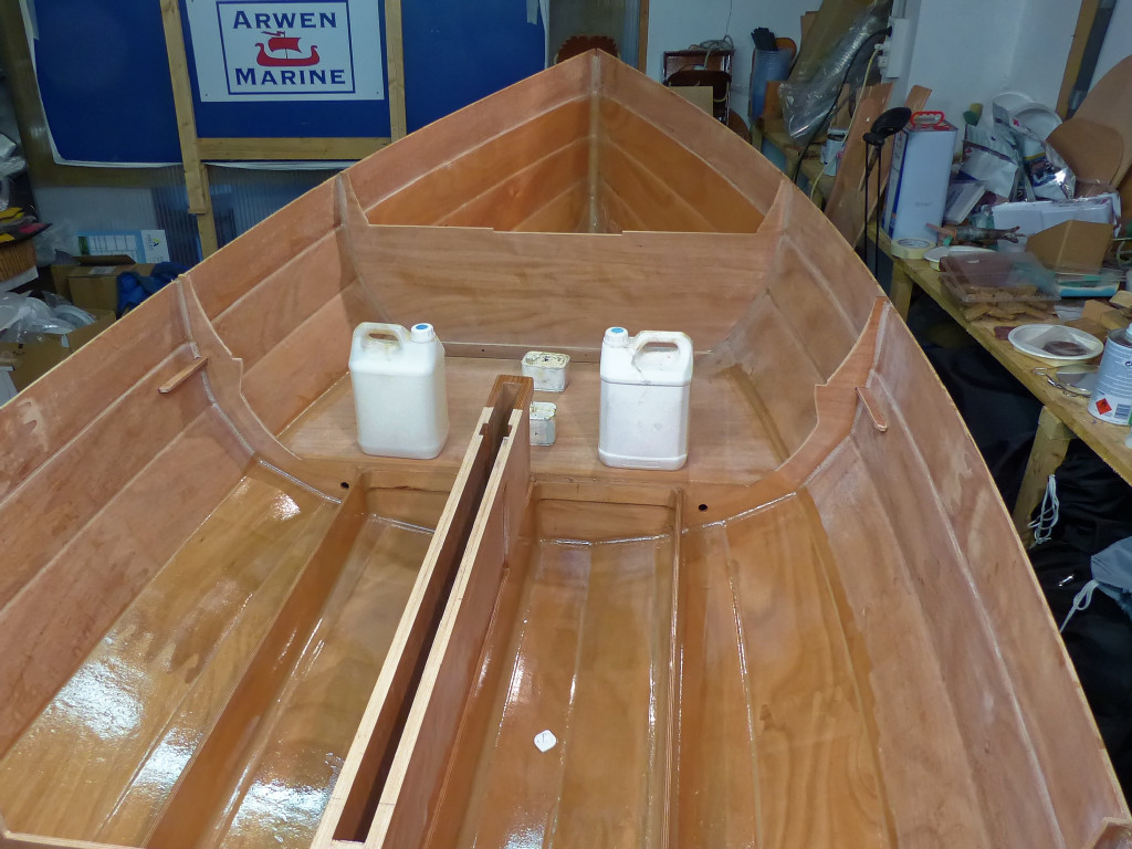 Nous commençons le collage des éléments horizontaux avec le dessus du caisson étanche devant le puits de dérive. Pour tous ces éléments, le collage est fait en deux temps : d'abord encollage des surfaces de contact, puis mise en place des panneaux et enfin réalisation de joints-congés le long du bordage. 